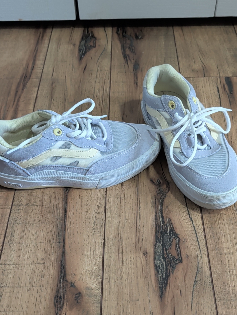 Vans Low-Top Lace-Up Sneakers in Light Lavender & Cream
